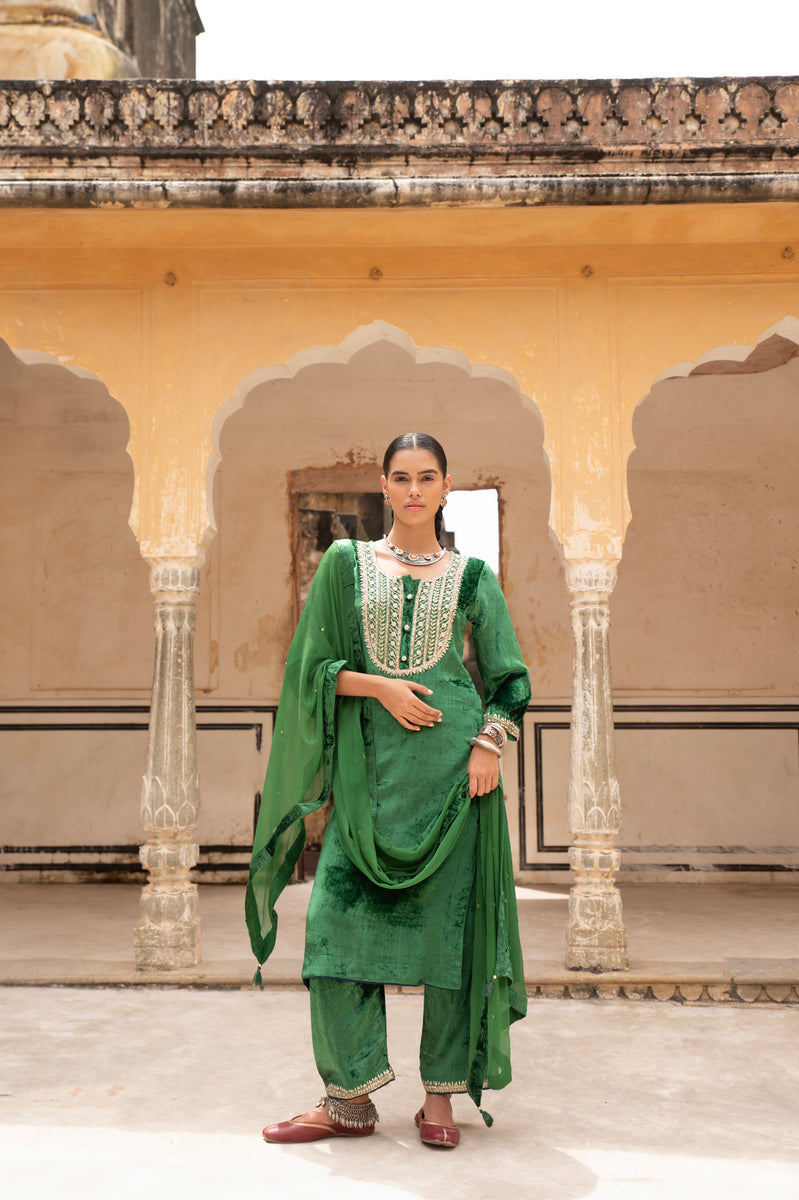 Green Embroidered Liva Straight Round Neck Kurta Sets With Dupatta